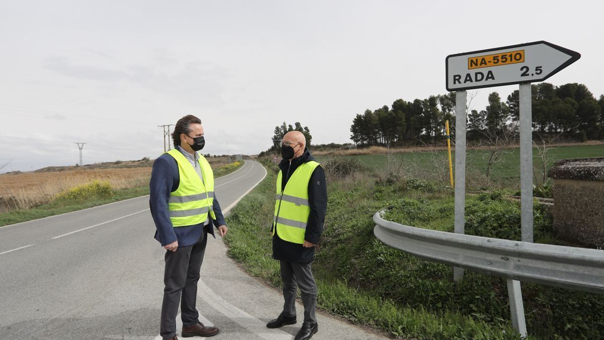 El director general de Obras Públicas e Infraestructuras, Pedro López, y el consejero de Cohesión Territorial, Bernardo Ciriza, en una visita reciente a la carretera NA-128 Caparroso-Mélida.