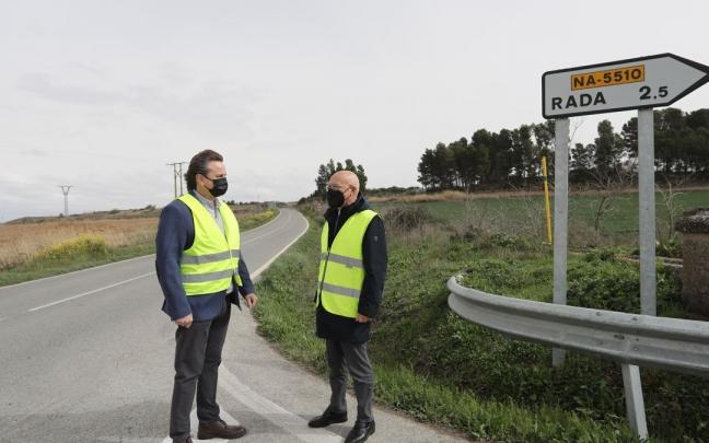 El director general de Obras Públicas e Infraestructuras, Pedro López, y el consejero de Cohesión Territorial, Bernardo Ciriza, en una visita reciente a la carretera NA-128 Caparroso-Mélida. El director general de Obras Públicas e Infraestructuras, Pedro López, y el consejero de Cohesión Territorial, Bernardo Ciriza, en una visita reciente a la carretera NA-128 Caparroso-Mélida.