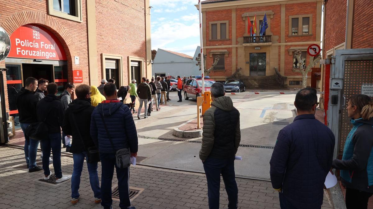 Cola de policías forales a las puertas de la comisaría central.