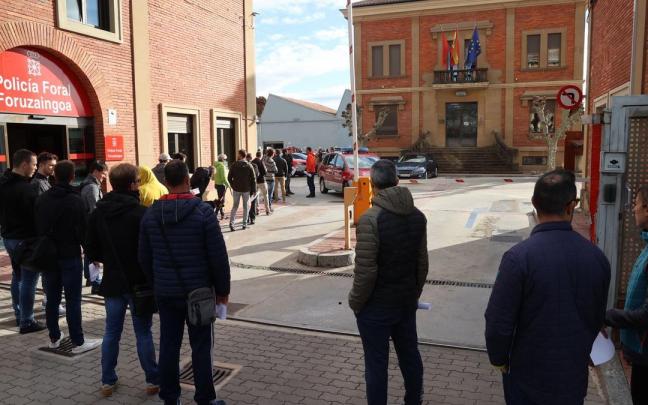 Cola de policías forales a las puertas de la comisaría central.