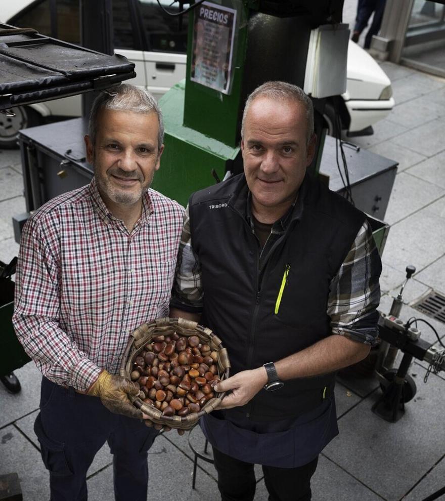Andoni y Miguel, dos hermanos vinculados a las castañas.