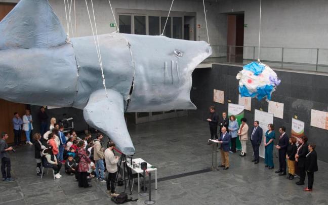 El acto de apertura de la colección 'La Mar de Resto-Errefusaren itsasoa'