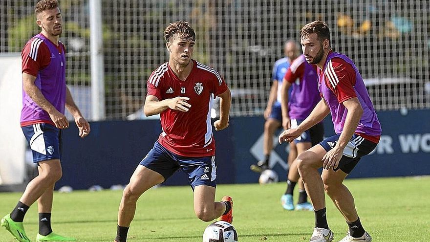 Javi Martínez, ayer con el balón entre Kike Barja y Jon Moncayola.