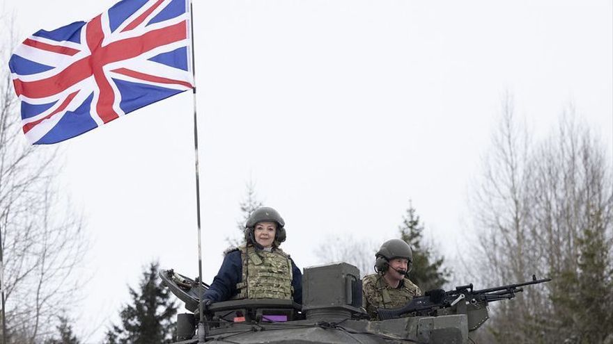 Liz Truss sobre un tanque británico emulando la conocida instantánea de Margaret Tatcher.