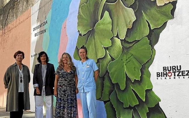 Presentación ayer en el mural ‘Dementzia bizitzen’. | FOTO: M.S.S.