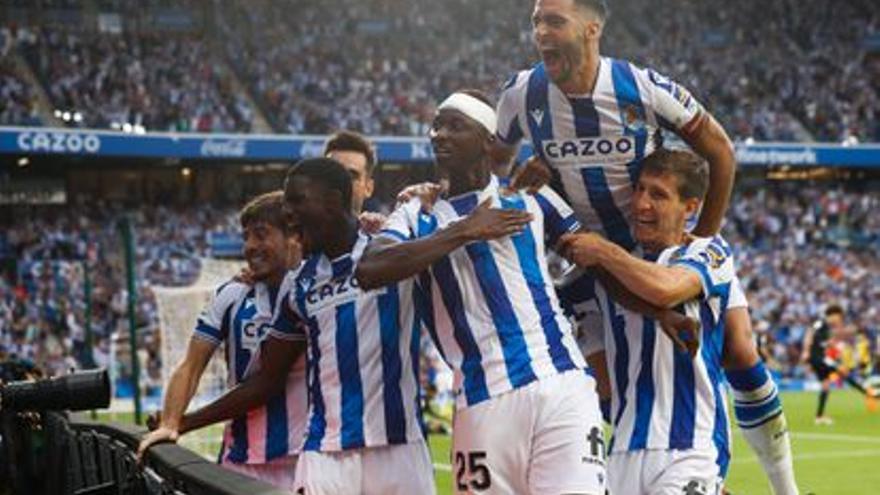 Los jugadores de la Real celebran el gol de Sadiq al Atlético.