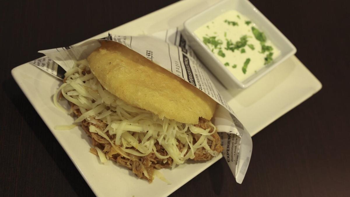 La arepa de carne mechada y queso gouda.