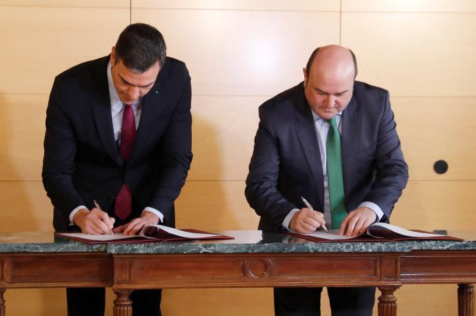 Pedro Sánchez y Andoni Ortuzar, en el pacto de investidura que firmaron en 2019.