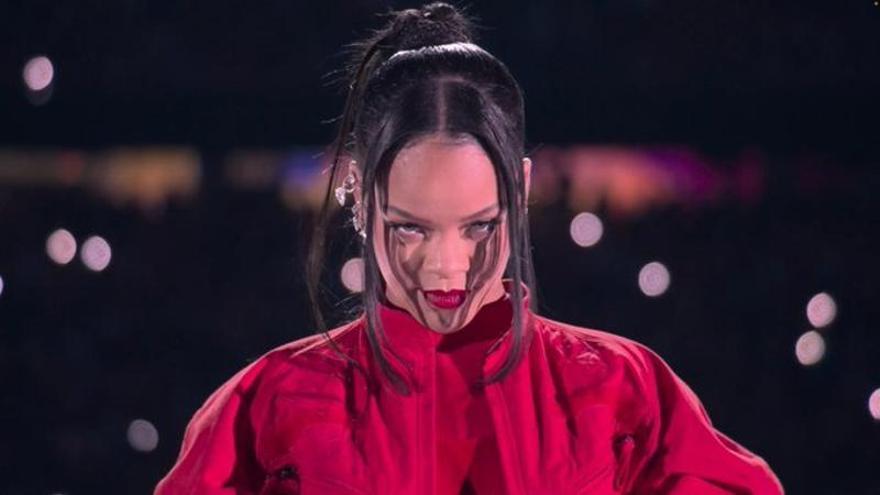 Rihanna durante su actuación en el descanso de la super Bowl.