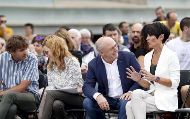 Maddalen Iriarte y Juan Karlos Izagirre, durante el acto de ayer domingo en Donostia.
