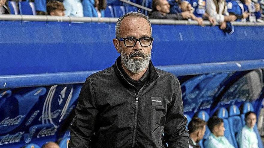 Álvaro Cervera, durante su estreno como entrenador del Real Oviedo. | FOTO: LALIGA