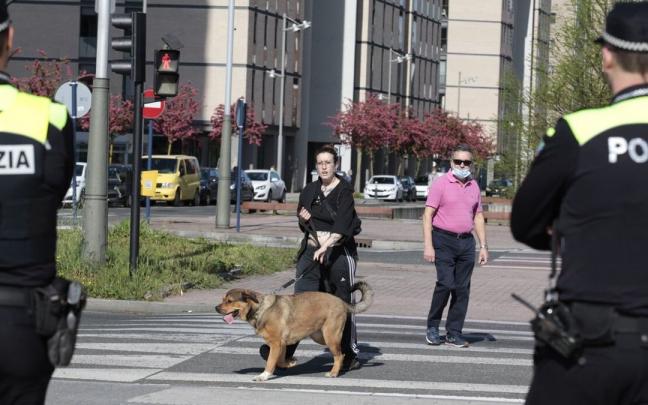 Dos agentes municipales vigilan en Salburua.