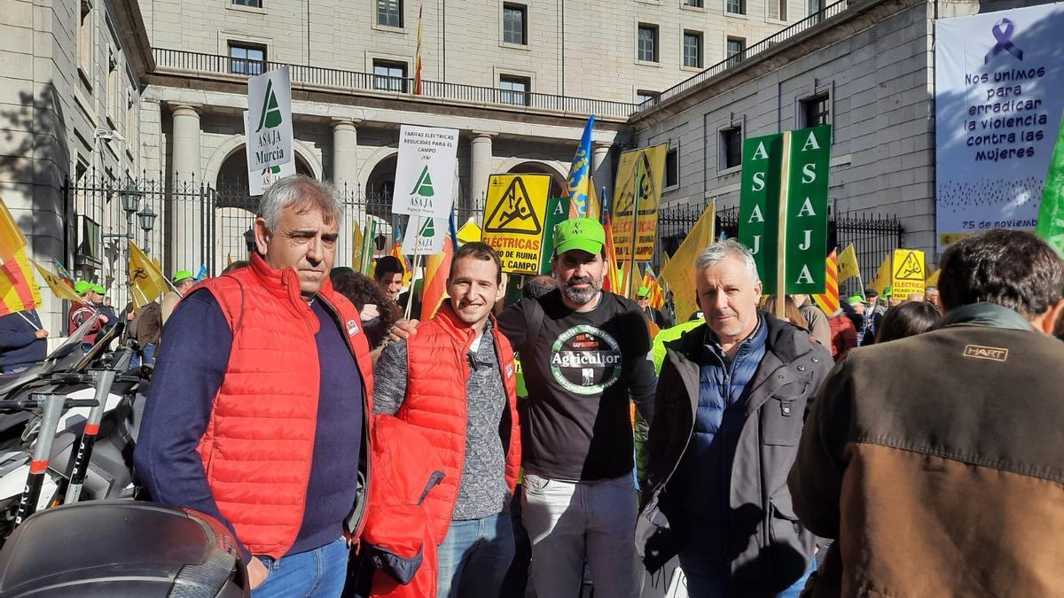 Luis Miguel Serrano, David Navarro, Ismael Navarro y Félix Bariáin, enfrente de la sede del Ministerio.