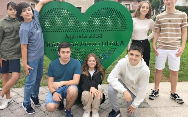 Alumnado de Trapagaran, junto al coraz&oacute;n.