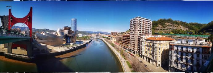 Panorámica de Bilbao desde el puente de la Salve.
