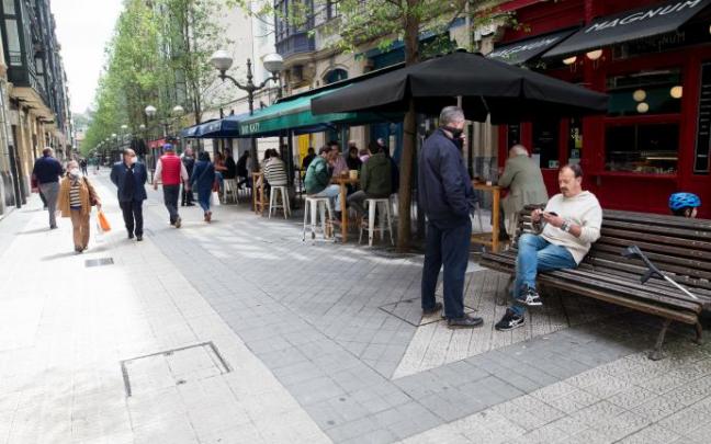 Personas sentadas en una terraza.
