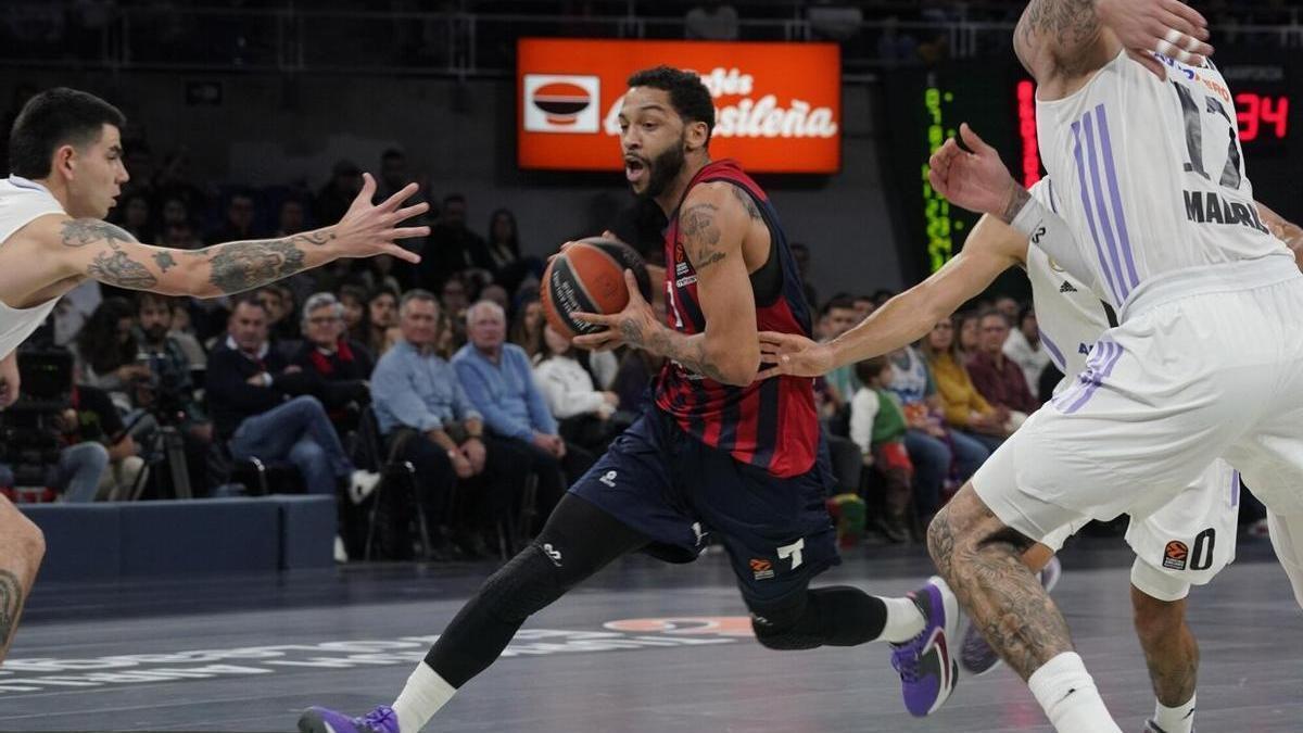 Henry avanza con el balón durante el duelo contra el Real Madrid