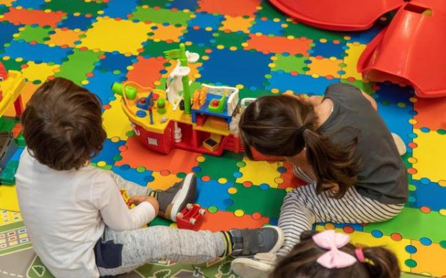 Un niño y una niña juegan en una guardería. Un niño y una niña juegan en una guardería.