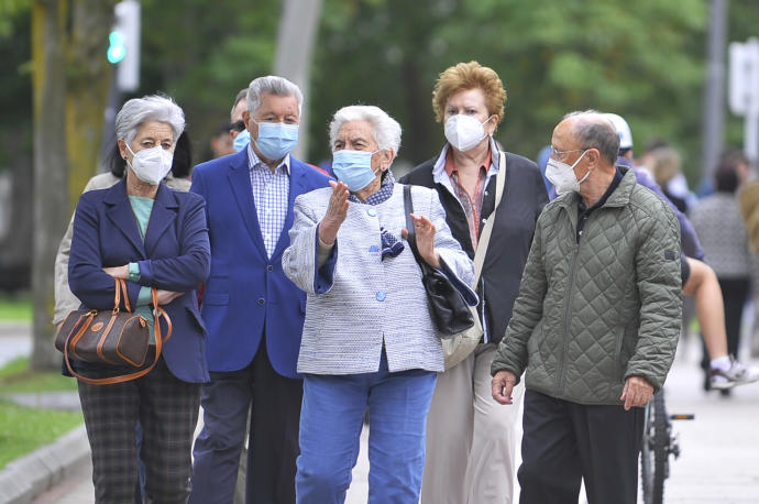 Un grupo de personas paseando por la calle.