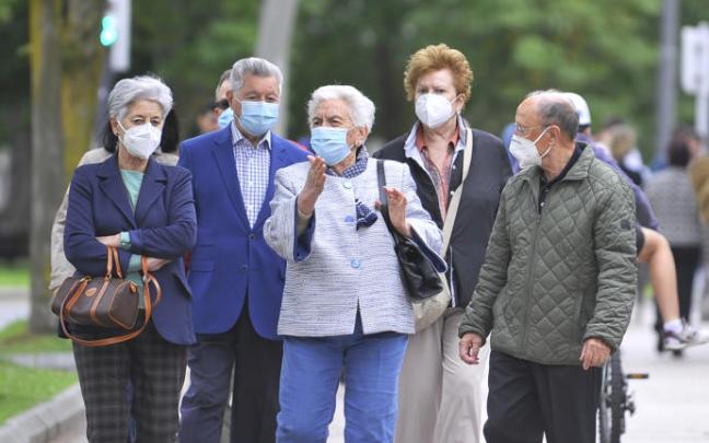 Un grupo de personas paseando por la calle.