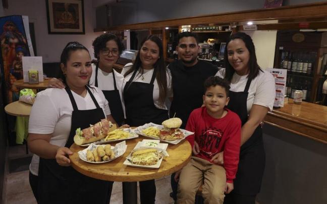 Stephanie Rodríguez, Grecia Pérez, Gabriela Rodríguez, Antoni Jones, Ayani Pérez y el pequeño Sebastián Fernández, responsables y colaboradores de El Rincón del Pana.