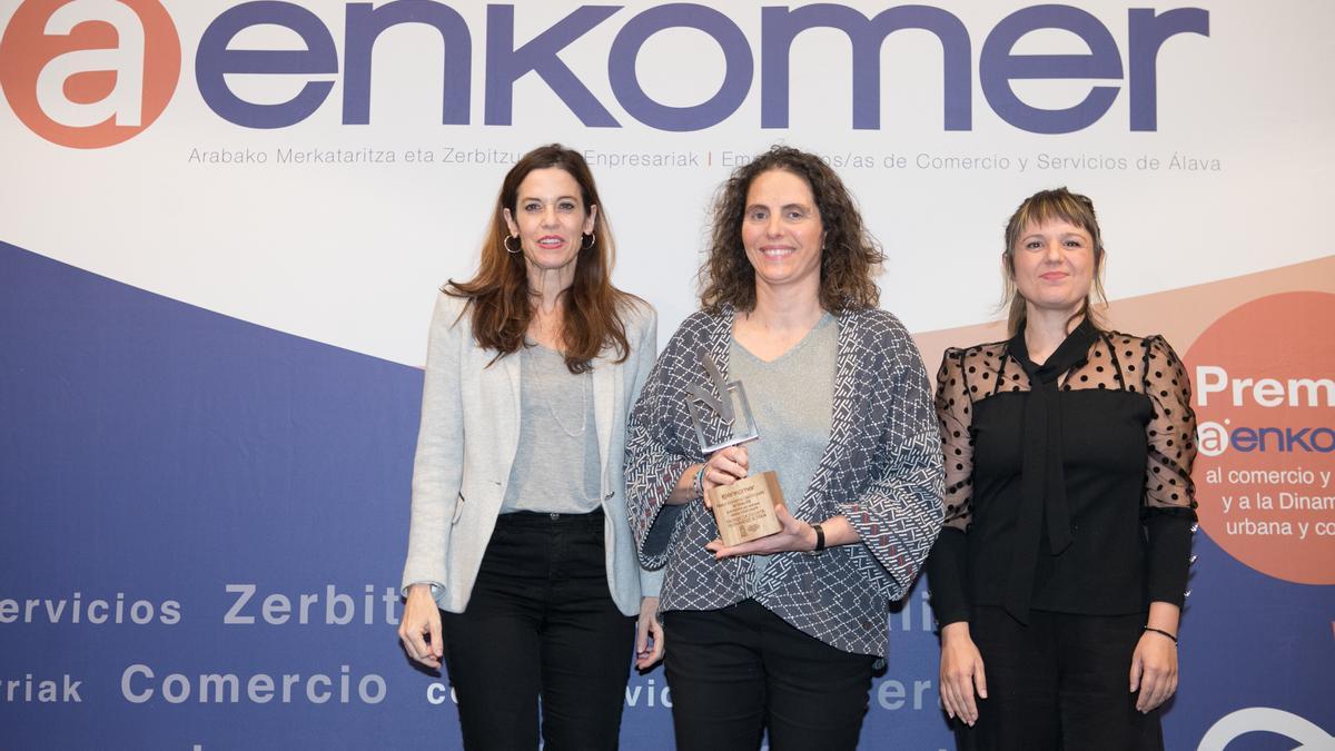 Leire Zulueta, responsable de Farmacia Zulueta Botika, recibió el premio de manos de Dña. Maider Etxebarria, tenienta de alcalde. Acompaña Miryam Oca, miembro del Consejo de Dirección de AENKOMER.