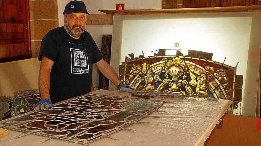 Mikel Delika, trabajando en la restauración de las vidrieras.