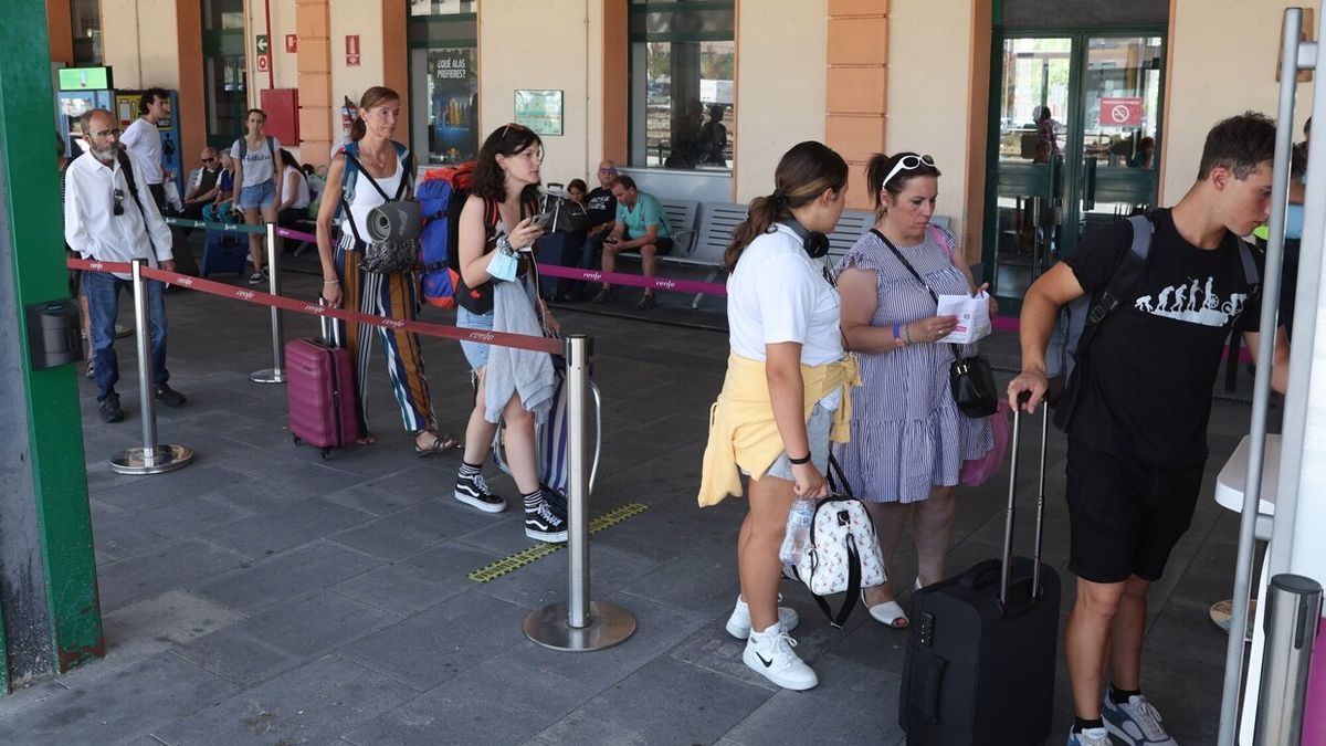 Varios pasajeros, en el momento de embarcar en la estación de tren de Pamplona.