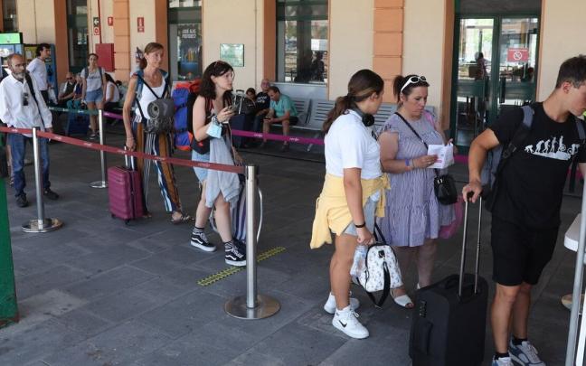 Varios pasajeros, en el momento de embarcar en la estaci&oacute;n de tren de Pamplona.