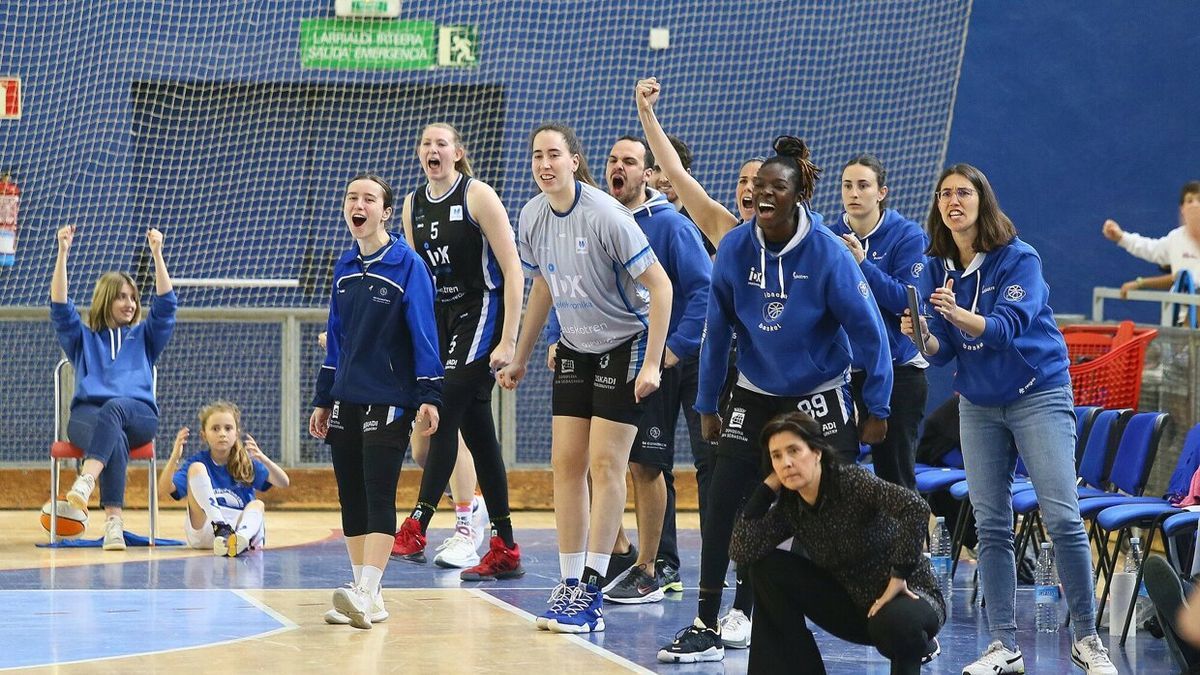 El IDK Euskotren celebra una jugada en un partido de la última temporada