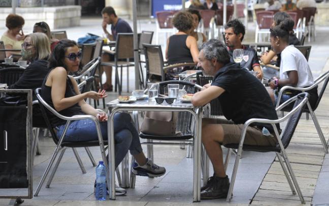 Varias personas en la terraza de un bar. Varias personas en la terraza de un bar.