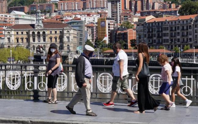 Imagen de archivo de personas paseando por la calle.