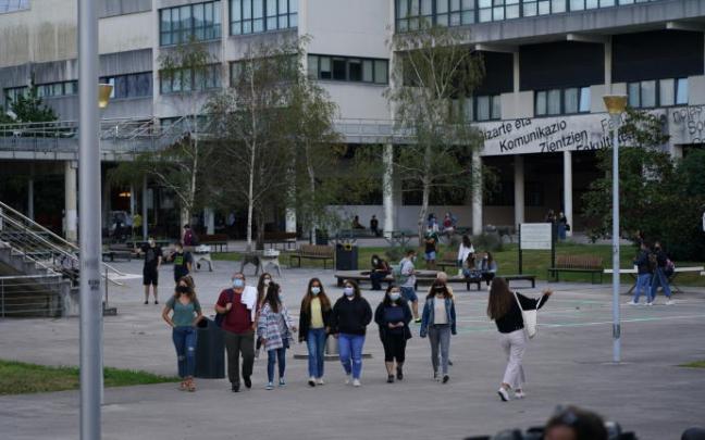 Estudiantes de la UPV/EHU. Estudiantes de la UPV/EHU.