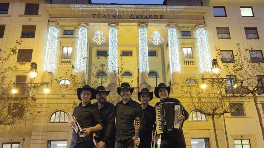 Componentes del grupo Puro Relajo posando ante el Teatro Gayarre.