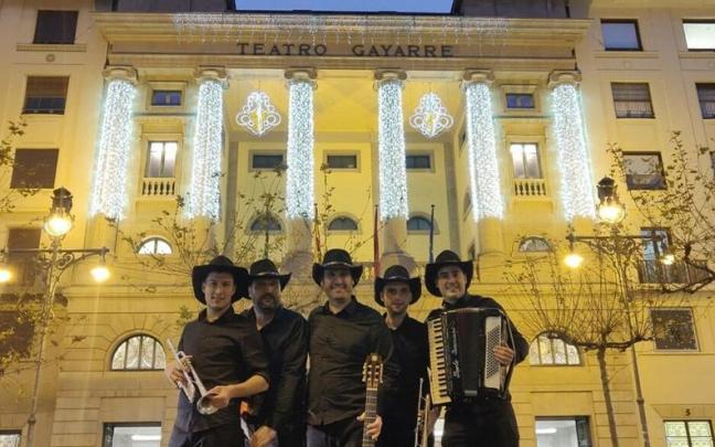 Componentes del grupo Puro Relajo posando ante el Teatro Gayarre.