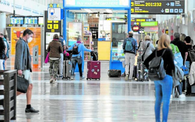 Turistas en el aeropuerto de Tenerife Sur. Turistas en el aeropuerto de Tenerife Sur.