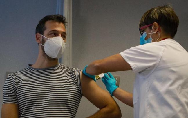 Un joven recibe una dosis de Janssen.