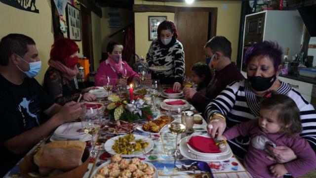 El Gobierno vasco recomienda limitar a 10 el número de comensales en los encuentros familiares en las festividades navideñas.