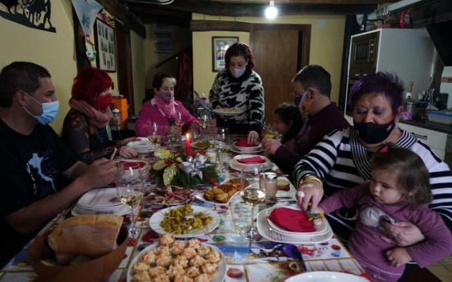 El Gobierno vasco recomienda limitar a 10 el número de comensales en los encuentros familiares en las festividades navideñas.