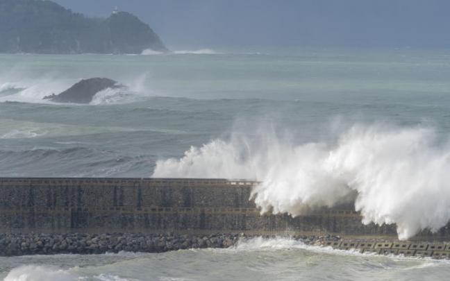 Alerta naranja este domingo en Euskadi por riesgo para la navegación por olas de más de 5 metros