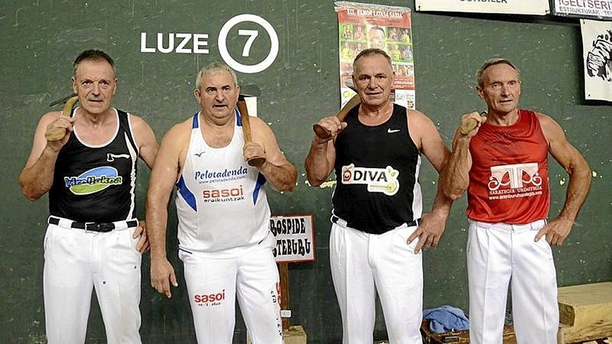 Los cuatro veteranos, fieles a su afición al aizkolarismo.