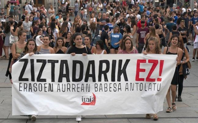 Concentración de protesta por la oleada de pinchazos que están recibiendo algunas mujeres en recintos festivos. Concentración de protesta por la oleada de pinchazos que están recibiendo algunas mujeres en recintos festivos.
