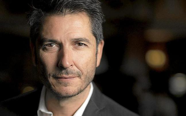Carlos del Amor combina su trabajo en informativos con la escritura, y ‘Retratarte. Cuando cada mirada es una historia’ es su nuevo libro. Carlos del Amor combina su trabajo en informativos con la escritura, y ‘Retratarte. Cuando cada mirada es una historia’ es su nuevo libro.