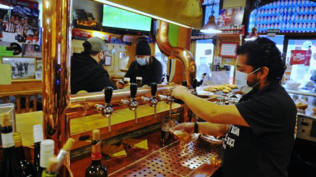 Salud Pública estudia hoy el cierre del interior de los bares a las 23h y de las discotecas, a la 1