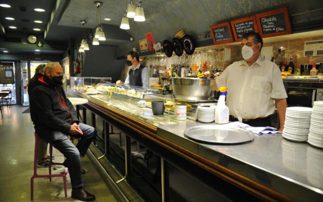 El consumo en la barra podría volver a los bares de Euskadi.