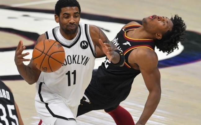 Kyrie Irving (i), uno de los jugadores que se niega a vacunarse.