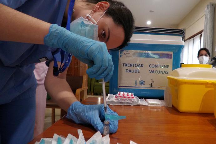 Un sanitario de Osakidetza prepara varias dosis de la vacuna.