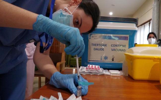 Un sanitario de Osakidetza prepara varias dosis de la vacuna.