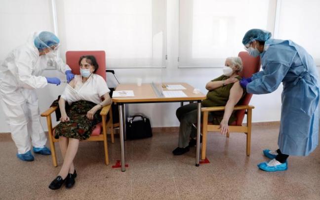 Dos trabajadoras en una residencia de mayores.