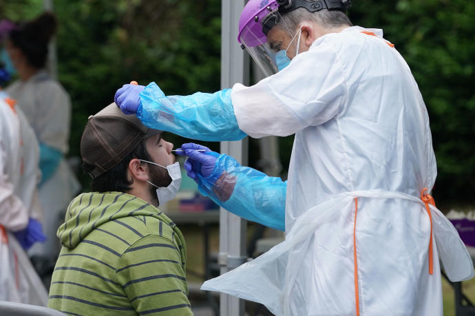 Un joven se somete a una PCR.